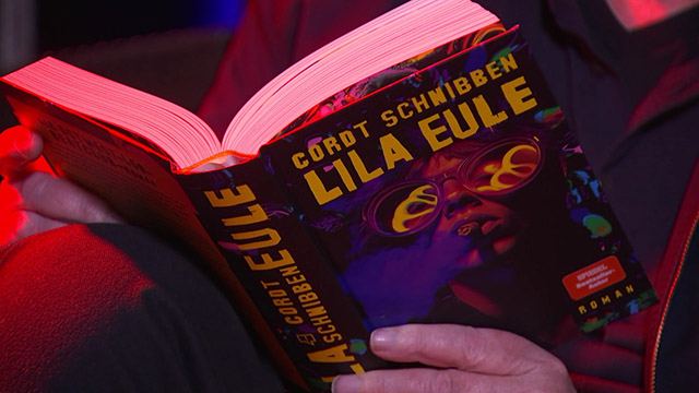Das Buch Lila Eule in den Händen von Cord Schnibben.