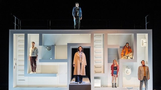 Szene aus dem Musical Next to Normal: Fünf Menschen stehen auf einer Bühne.