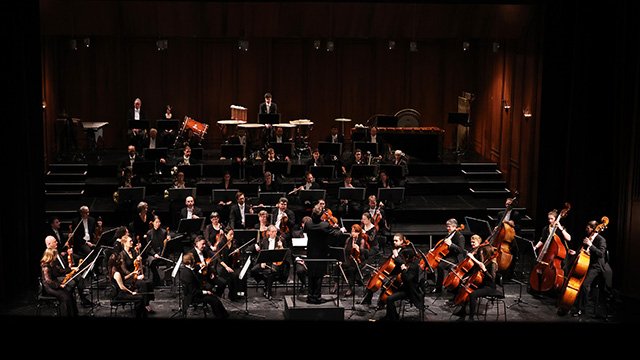 Ein Orchester auf der Bühne.